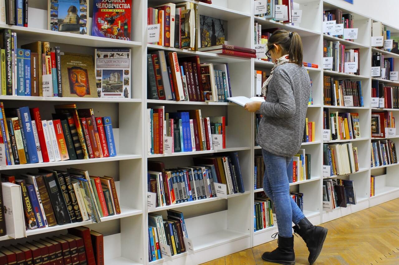 A-woman-reading-in-a-library