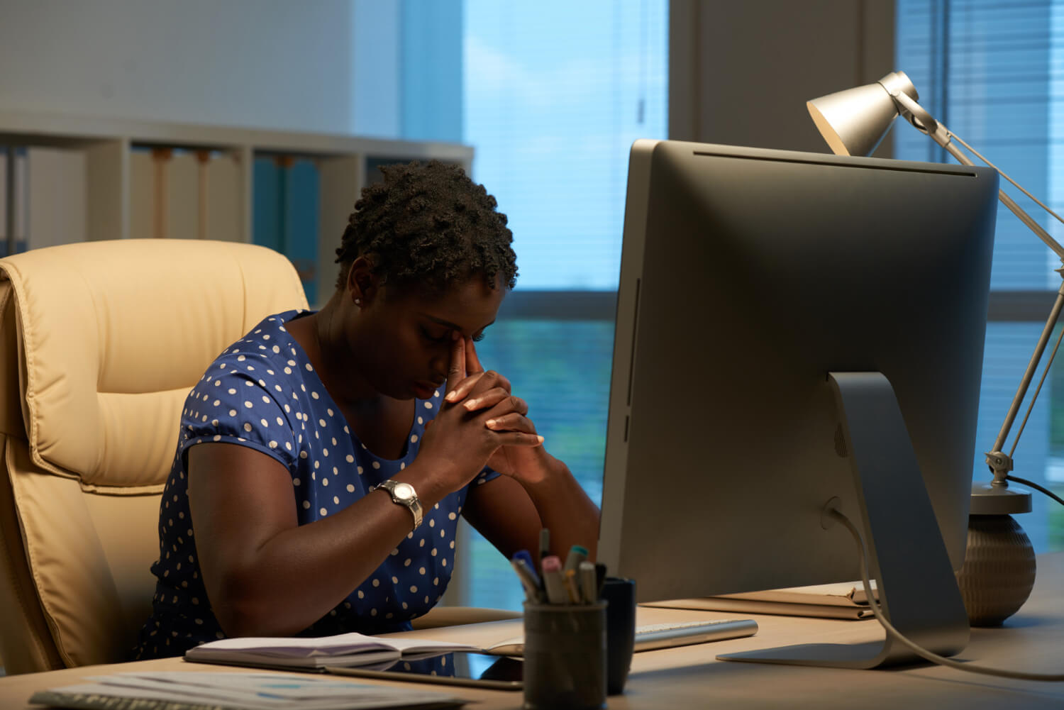 A-woman-sitting-stressed-out-in-front-of-a-computer