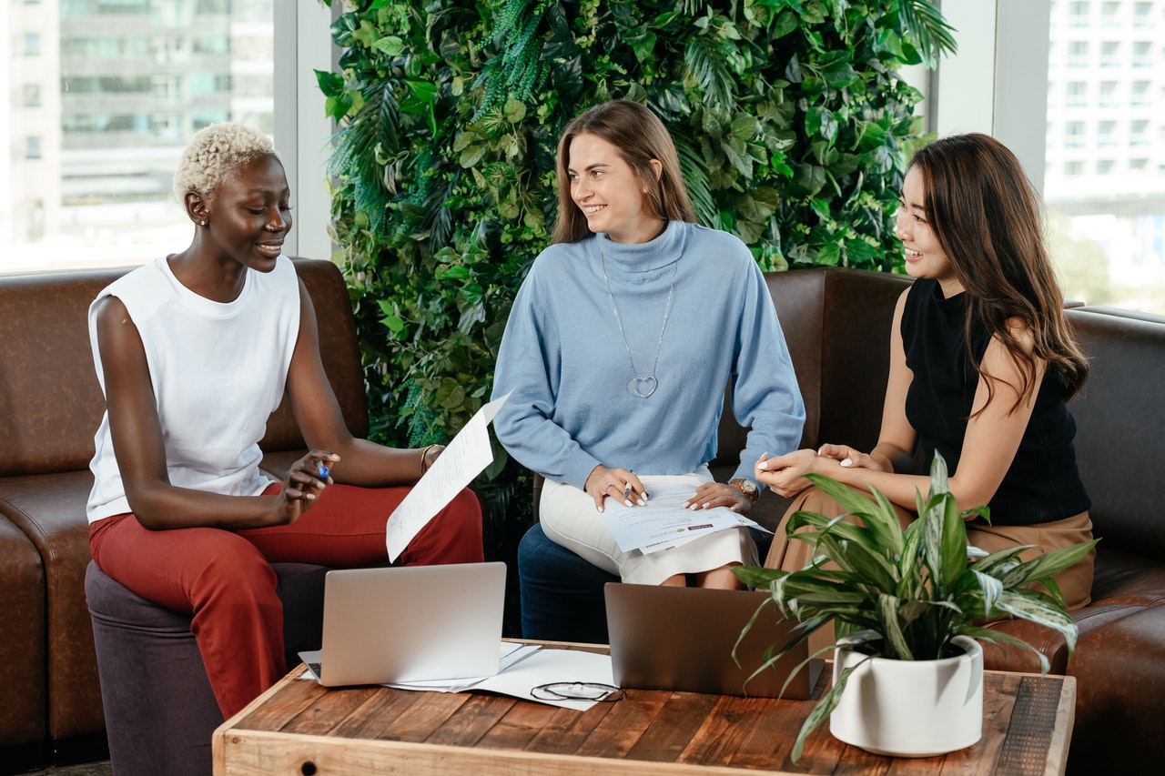 A-group-of-female-colleagues-colloborating-in-a-businee