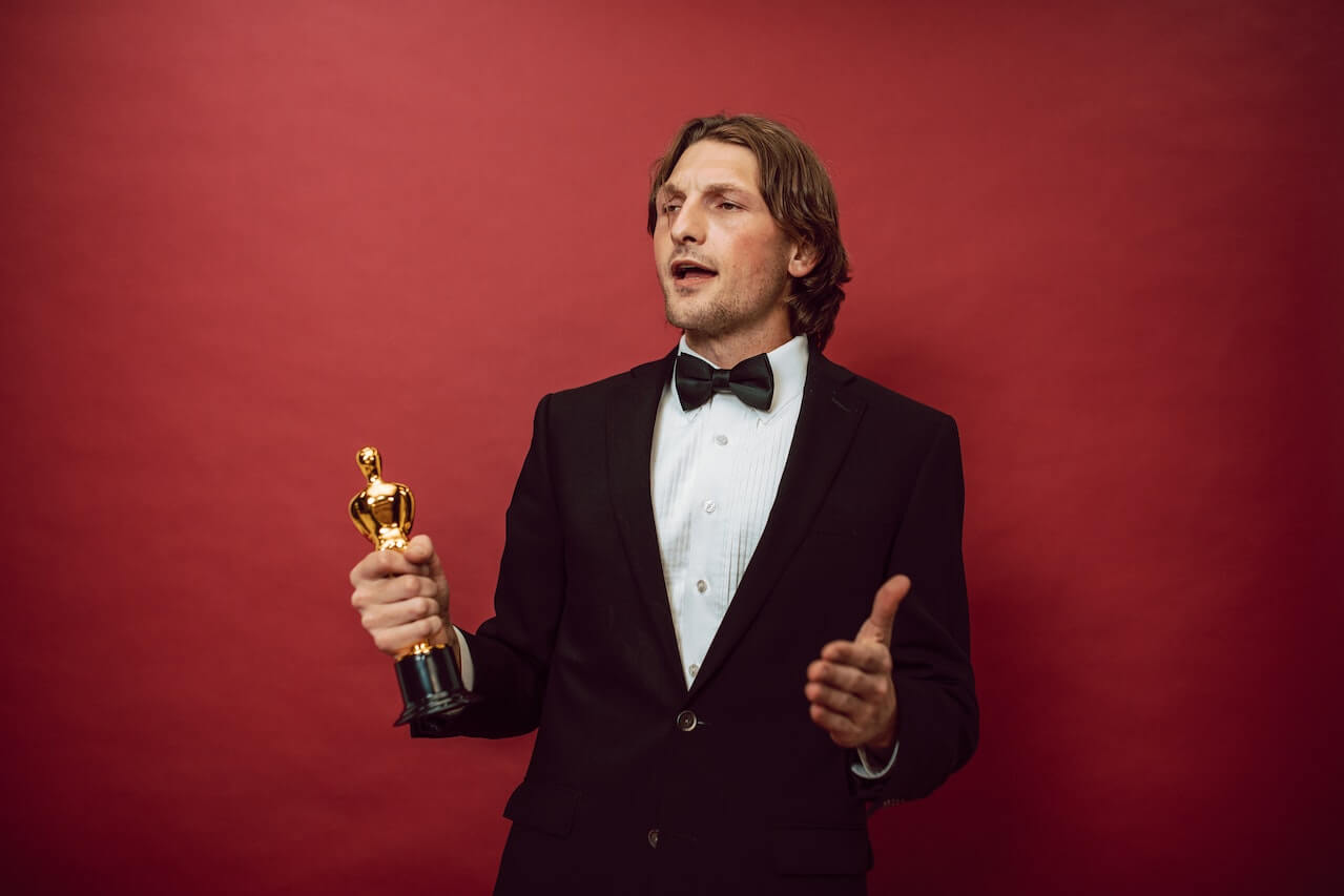 A man holding the Ono award