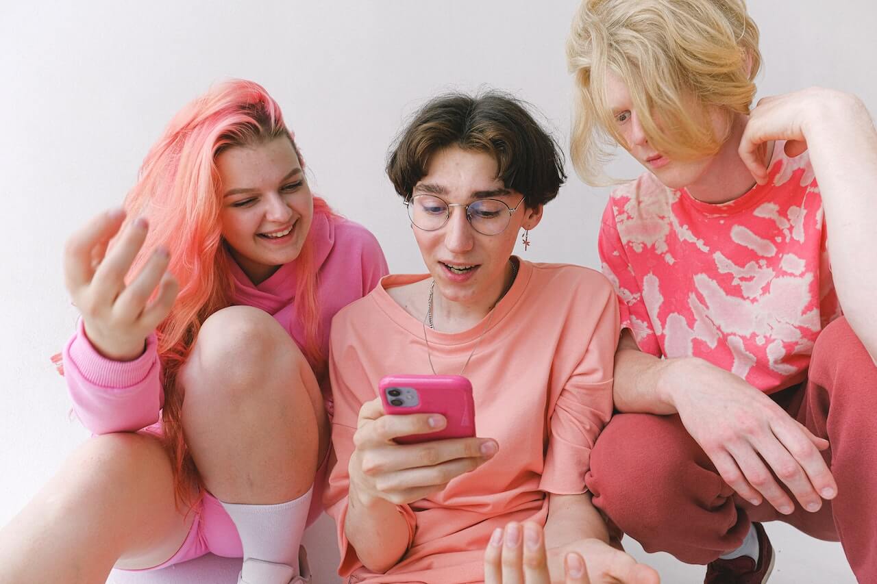 Group-of-asian-girls-using-social-media-on-phone.