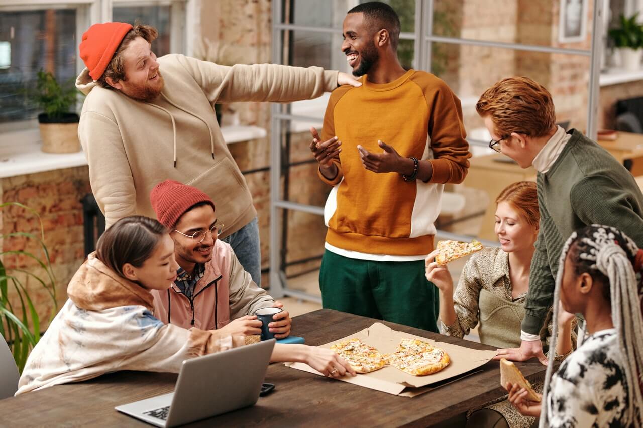 Group-of-friends-eating-pizza-together