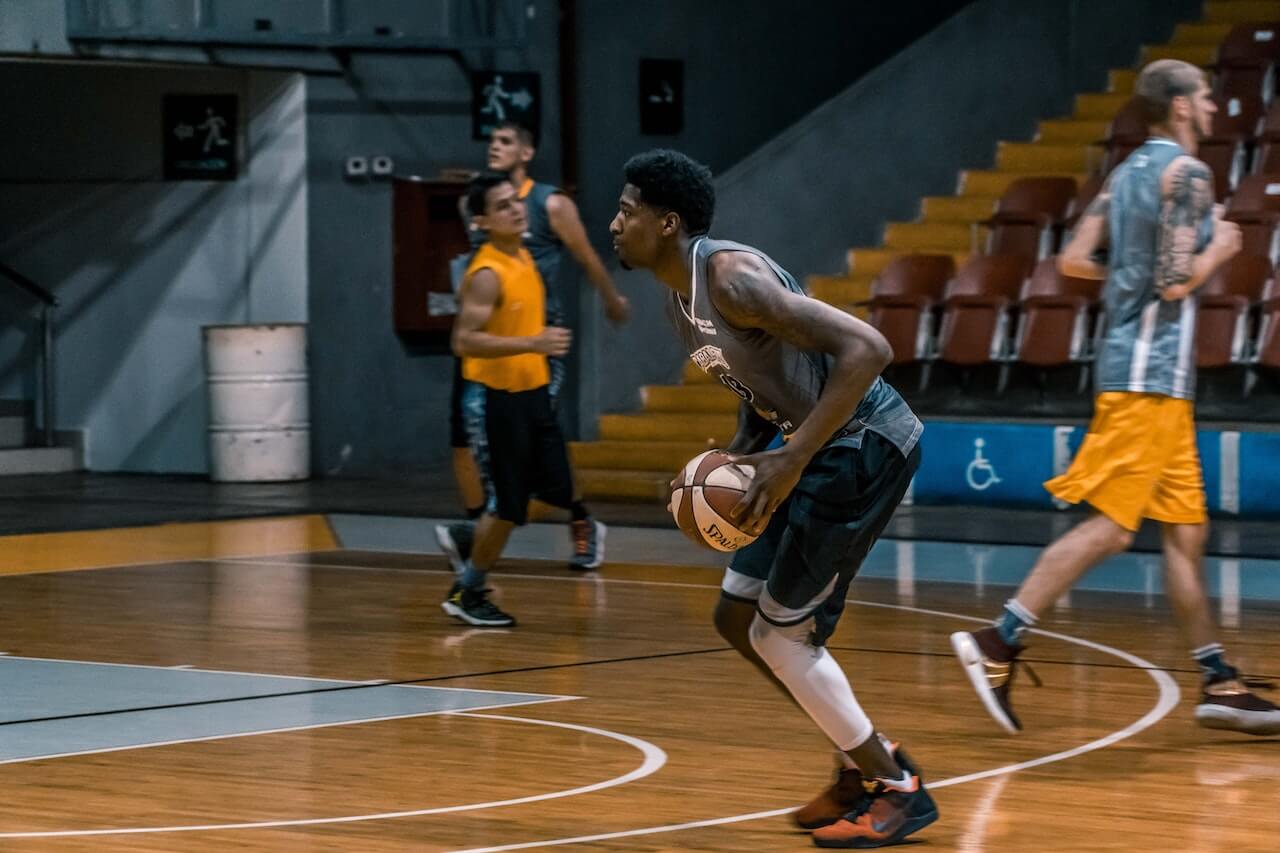 A basketball team practicing to get better