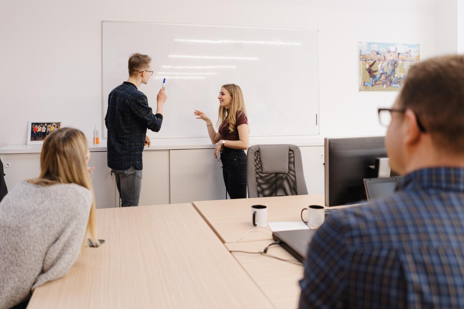 Young-businessman-discussing-with-colleagues-in an office