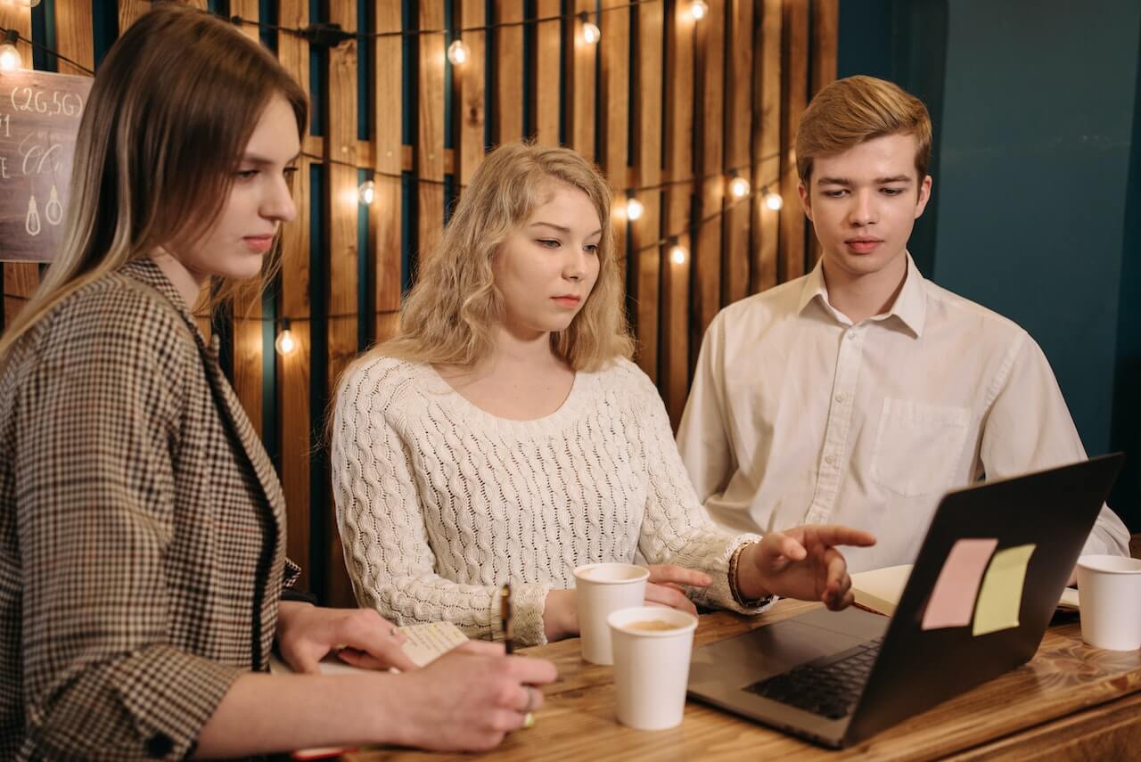 -woman-having-a-conversation-with-friends.