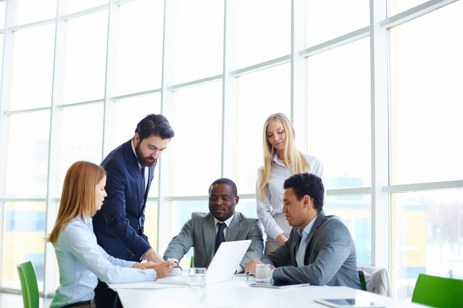 businesspeople-working-as-team-with-laptop.