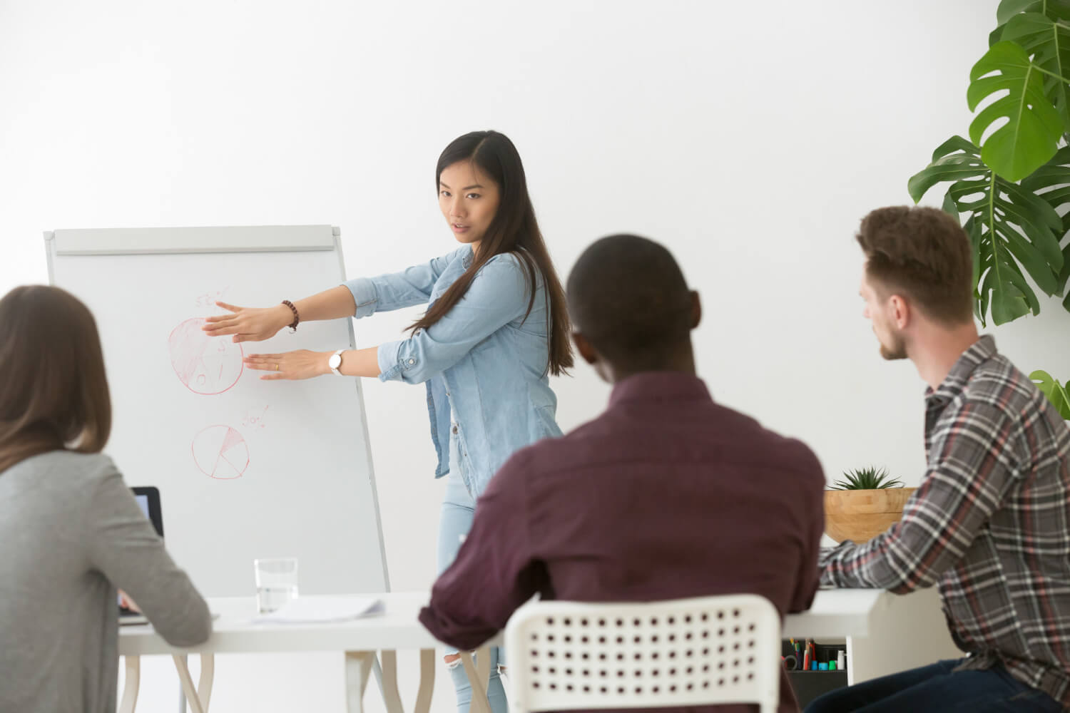 A-woman-coaching-employees-on-a-work-topic.