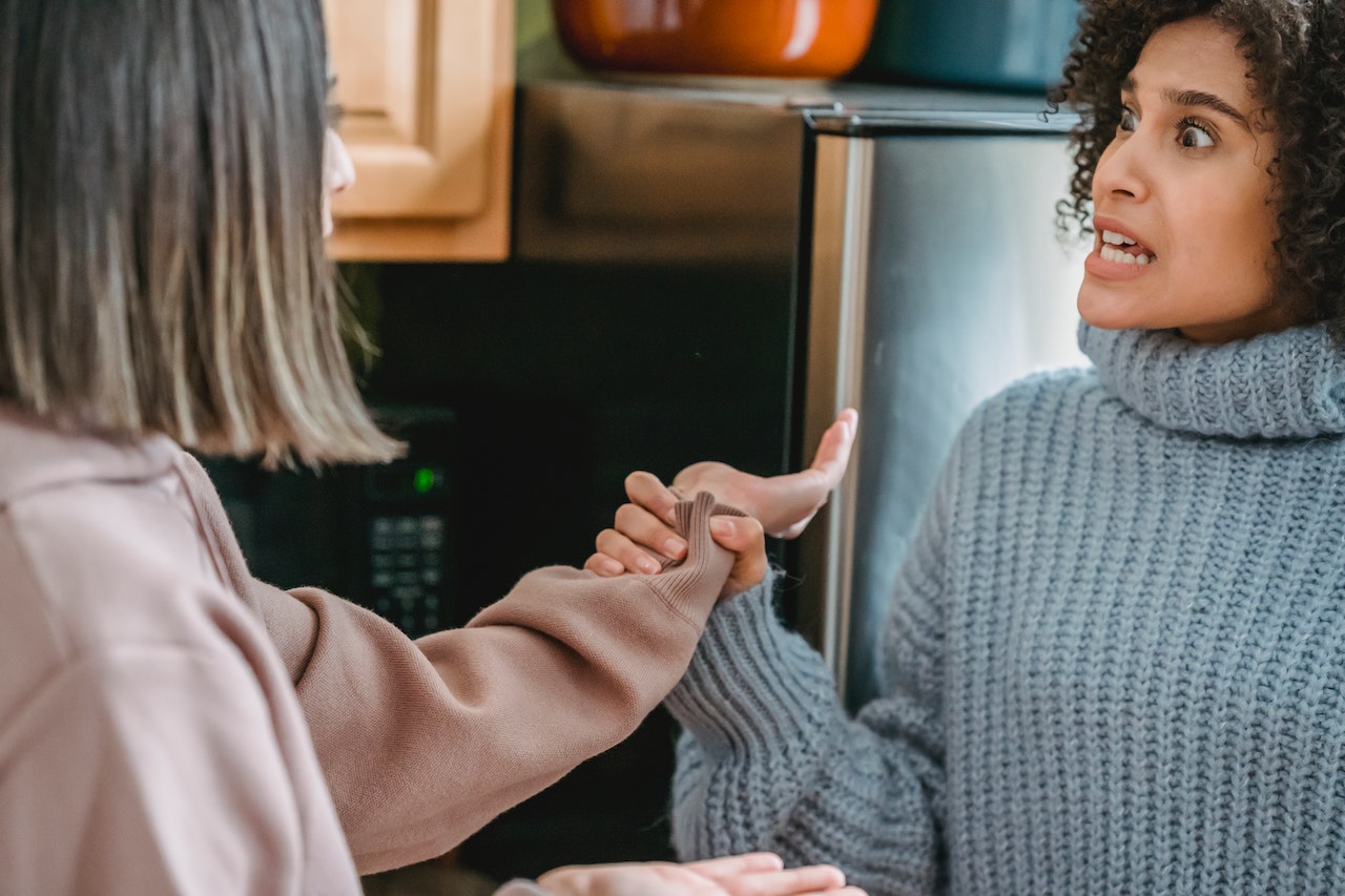 Two-women-having-a-heated-conflict-at-work.