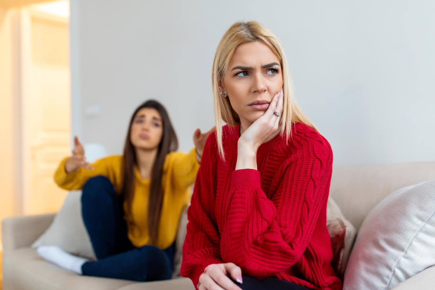 woman-apologizes-to-her-friend-after-a-fight